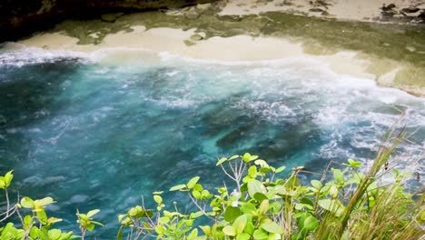 Königsblaues-Wasser-Stürzt-Ab-Und-Breitet-Sich-Sanft-Entlang-Der-Sandigen-Küste-Des-Broken-Beach-In-Bali,-Indonesien-Aus