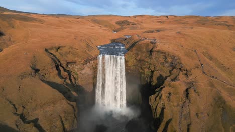 Isländischer-Wasserfall-Skogafoss,-Spektakuläre-Goldene-Stunde,-Aufsteigende-Luftaufnahme