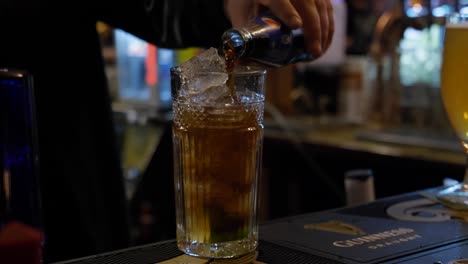 Barmann-Mischt-Cola-Ein,-Um-Einen-Cuba-Libre-Cocktail-Zuzubereiten