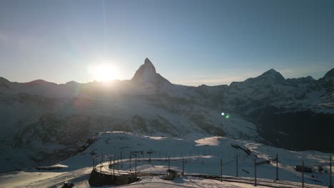 Hermosa-Pista-De-Esquí-Con-La-Icónica-Montaña-Matterhorn-Al-Fondo