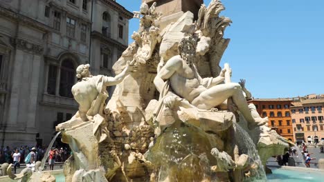 Touristen-Besuchen-Den-Brunnen-Der-Vier-Flüsse,-Piazza-Navona,-Rom,-Italien