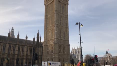 Los-Turistas-Disfrutan-De-Las-Vistas-En-Bin-Ben,-Westminster,-Londres,-Reino-Unido