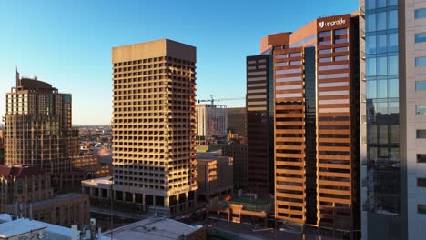 Luftaufnahme-In-Richtung-Well-Fargo-Und-Upgrade-Gebäude,-Sonniger-Abend-In-Der-Innenstadt-Von-Phoenix,-USA