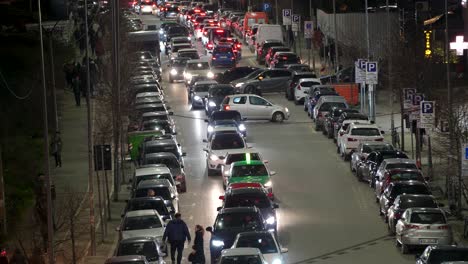 Nach-Den-Feierlichkeiten-Zum-Frühlingsanfang-Blockierte-Der-Autoverkehr-Die-Straße-In-Tirana