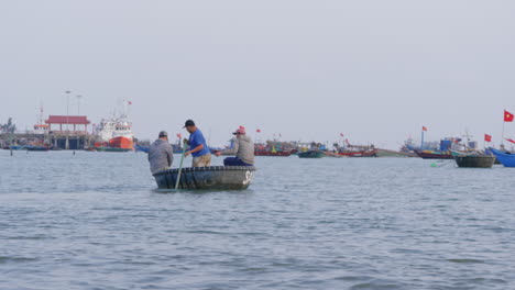 Toma-De-Seguimiento-De-Pescadores-Que-Se-Dirigen-Al-Mar-En-Un-Pequeño-Bote-Tradicional-En-Da-Nang