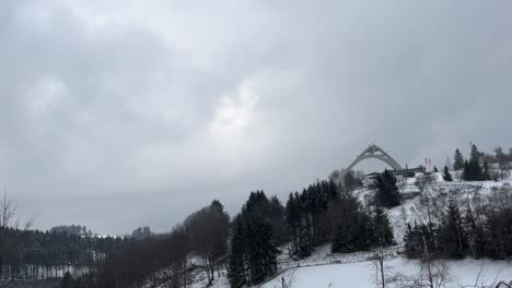 Skisprungschanze-Auf-Einem-Hügel-Zwischen-Bäumen-Im-Schnee