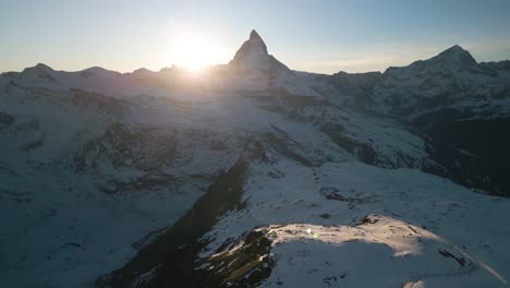 Increíble-Toma-De-Drones-Revela-La-Famosa-Montaña-Matterhorn-En-Suiza-Al-Atardecer