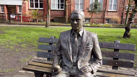 El-Memorial-De-Alan-Turing,-Situado-En-Los-Jardines-De-Sackville-En-Manchester,-Inglaterra,-Reino-Unido,-Cerca-De-La-Zona-Del-Pueblo-Gay-De-Manchester