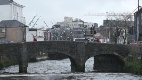 Puente-De-Piedra-Vida-De-La-Ciudad-De-Corcho-En-Cámara-Lenta