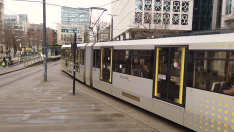 Tram-on-the-Manchester-City-Centre-tramway,-Manchester,-UK