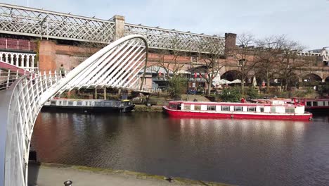 Das-Kanalbecken-Von-Manchester-Castlefields-Befindet-Sich-In-Der-Nähe-Des-Deansgate-Viertels-Von-Manchester,-Großbritannien-Und-Zeigt-Moderne-Gegen-Alte-Architektur-Sowie-Traditionelle-Lastkähne-Am-Kanalkai