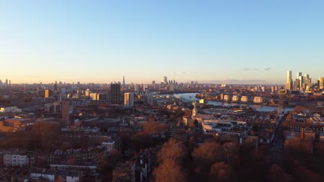 Filmische-Luftaufnahme-Des-Stadtteils-Greenwich-Bei-Sonnenuntergang-In-London,-England