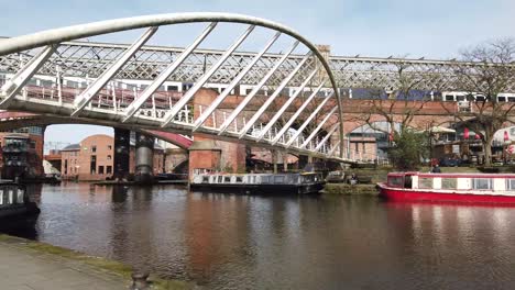 Das-Kanalbecken-Von-Manchester-Castlefields-Befindet-Sich-In-Der-Nähe-Des-Deansgate-Viertels-Von-Manchester,-Großbritannien-Und-Zeigt-Moderne-Gegen-Alte-Architektur-Sowie-Traditionelle-Lastkähne-Am-Kanalkai