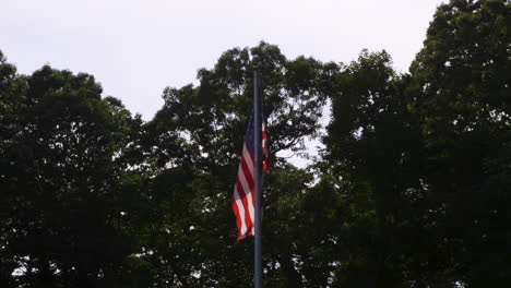 Bandera-De-Estados-Unidos-Colgando-De-Un-Asta-De-Bandera-En-Un-Caluroso-Y-Brumoso-Día-De-Verano