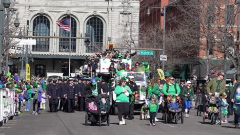 Gran-Grupo-De-Personas-En-Verde-Caminando-En-Un-Desfile-Del-Día-De-San-Patricio