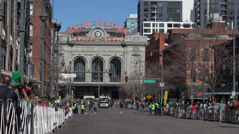 Lapso-De-Tiempo-De-Un-Desfile-Del-Día-De-San-Patricio-Frente-A-La-Estación-Union-De-Denver