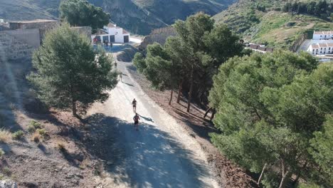 Gente-Corriendo-Un-Maratón-De-Montaña-En-Caminos-áridos