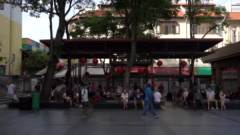 La-Gente-Camina,-Se-Relaja-Y-Juega-Al-Ajedrez-Bajo-Un-Pabellón-De-Usos-Múltiples-En-La-Plaza-Kreta-Ayer-En-Chinatown,-Singapur