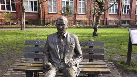 Das-Alan-Turing-Memorial-Befindet-Sich-In-Den-Sackville-Gardens-In-Manchester,-England,-Großbritannien,-In-Der-Nähe-Des-Gay-Village-Viertels-Von-Manchester