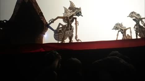 Silueta-De-Espectáculo-De-Marionetas-De-Sombras-Indonesias