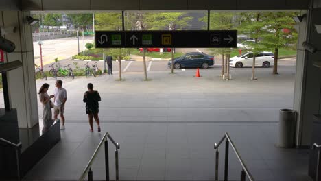 Passagiere-Verlassen-Die-MRT-Station-Outram-In-Singapur