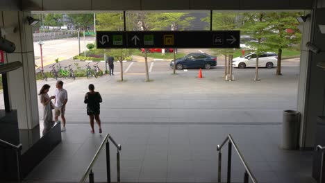 Los-Pasajeros-Salen-De-La-Estación-Mrt-De-Outram-En-Singapur