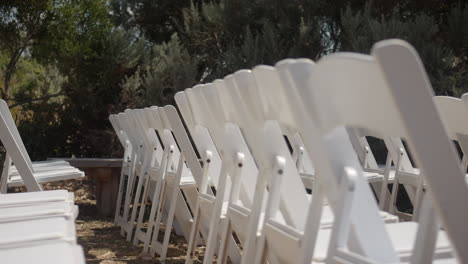 Reihen-Weißer-Hochzeitsstühle-Im-Freien-Bereit-Für-Eine-Romantische-Zeremonie