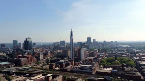 Luftaufnahmen-Der-Skyline-Von-Birmingham-Mit-Rückzugsbewegung-Und-Wahrzeichen-BT-Tower-An-Einem-Sommernachmittag