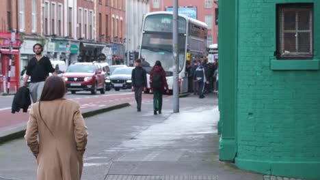 Día-De-Trabajo-Nublado-En-La-Ciudad-De-Cork-En-La-Calle-Washington-Con-Gente-Y-Coches-Y-Estación-De-Autobuses