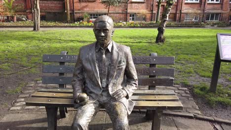 El-Memorial-De-Alan-Turing,-Situado-En-Los-Jardines-De-Sackville-En-Manchester,-Inglaterra,-Reino-Unido,-Cerca-De-La-Zona-Del-Pueblo-Gay-De-Manchester