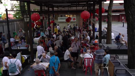 Muchos-Ancianos-Juegan-Ajedrez-Chino-Durante-Su-Tiempo-Libre-En-Chinatown,-Singapur