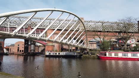Das-Kanalbecken-Von-Manchester-Castlefields-Befindet-Sich-In-Der-Nähe-Des-Deansgate-Viertels-Von-Manchester,-Großbritannien-Und-Zeigt-Moderne-Gegen-Alte-Architektur-Sowie-Traditionelle-Lastkähne-Am-Kanalkai