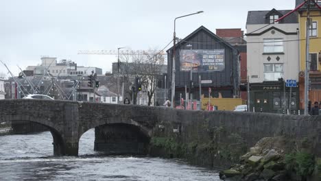 Vida-De-Día-Nublado-En-South-Gate-Bridge-Cork-City,-Irlanda
