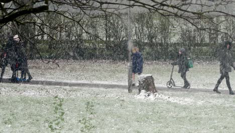 Gente-Caminando-Niños-A-La-Escuela-En-Ventisca-Nieve-Clima-Frío-En-Ventoso-Reino-Unido-Tormenta-De-Invierno