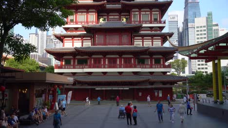 Blick-Auf-Menschen,-Die-Spazieren-Gehen-Und-Die-Prächtige-Architektur-Des-Buddha-Zahn-Reliquien-Tempels-In-Chinatown,-Singapur,-Bewundern
