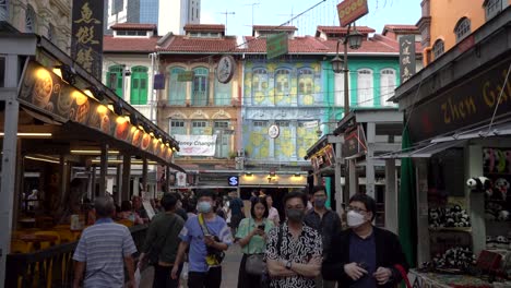 Tagesszene-Mit-Menschen,-Die-In-Chinatown,-Singapur,-Spazieren-Gehen