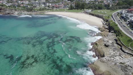 Ocean-Waves-Crashing-On-Coastline-Of-Bronte-Beach-On-A-Sunny-Day-In-Bronte,-NSW,-Australia