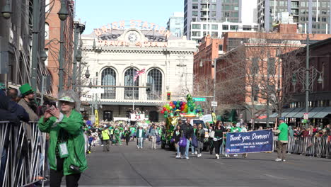 Multitud-De-Personas-Caminando-Por-Las-Calles-Celebrando-El-Día-De-San-Patricio-En-El-Centro-De-Denver,-Colorado