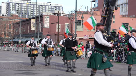 Eine-Irische-Blaskapelle-Macht-Sich-Auf-Den-Weg-Zu-Einer-Parade-Zum-St.-Patrick&#39;s-Day