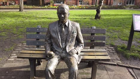 Das-Alan-Turing-Memorial-Befindet-Sich-In-Den-Sackville-Gardens-In-Manchester,-England,-Großbritannien,-In-Der-Nähe-Des-Gay-Village-Viertels-Von-Manchester