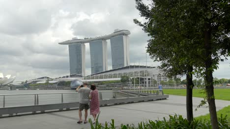 Ancianos-En-Singapur-Vacaciones-Turista-Marina-Bay