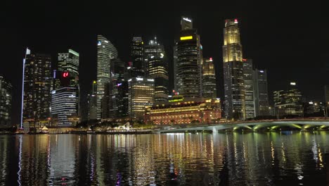Singapur-Raffles-Punto-De-Referencia-Vista-De-La-Ciudad-Por-La-Noche-Merlion-Paisaje-Urbano-Marina-Bay-Edificios
