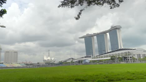 Singapur-Tilt-Shot-Marina-Bay-Sky-Park-Waterfront-The-Float-Helix-Bridge-Kunstwissenschaftsmuseum