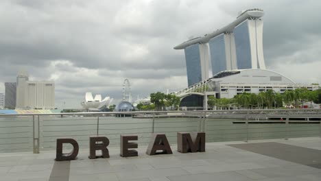 Traumschild-In-Singapur-Marina-Bay-Waterfront-Bewölkter-Tag