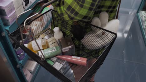 Frau-Trägt-Einen-Einkaufskorb-Mit-Vielen-Kosmetikprodukten