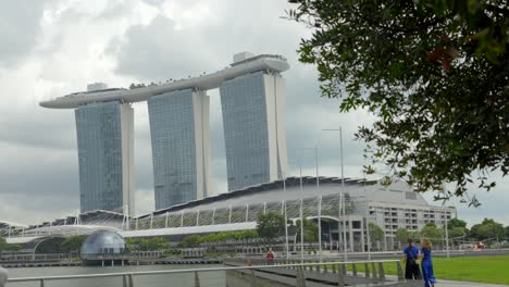 Marina-Bay-Singapur-Gardens-Blick-Auf-Die-Uferpromenade