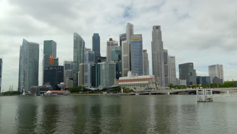 Singapur-Wolkenkratzer-Gebäude-Marina-Bay-Raffle-Avenue-Merlion-Jubilee-Bridge-Bewölkter-Tag