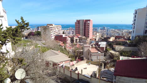 Panoramablick-Auf-Die-Stadt-Algier,-Hauptstadt-Algeriens,-An-Einem-Sonnigen-Tag-An-Der-Bucht-Von-Algier