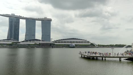 Merlion-Marina-Bay,-Schwenk,-Schuss,-Viele-Touristen,-Singapur