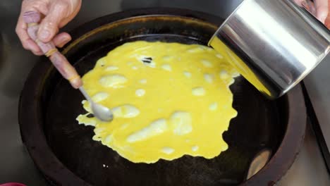 Close-up-shot-of-Taiwanese-pancake-with-eggs-in-the-making